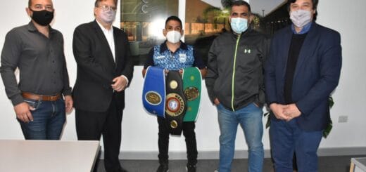 alt="El intendente Alfredo Francolini, junto al jefe de Gabinete Fernando Barboza, el director de Deportes Javier Pagola y el presidente de la Comisión Municipal de Box, Sergio Krunfli, recibieron al boxeador olímpico Leandro «Musculito» Blanc"