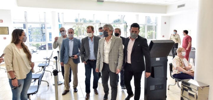 alt="El gobernador Gustavo Bordet recorre el Centro de Medicina Nuclear y Molecular (Cemener), en Oro Verde, junto al ministro de Ciencia, Tecnología e Innovación de la Nación, Daniel Filmus"