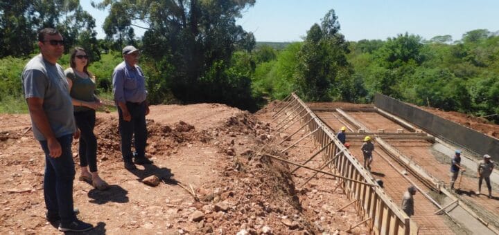 alt="El intendente Daniel Benìtez recorrió las obras que se realizan en Puerto Yeruá"