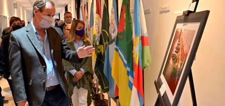 alt="El gobernador Gustavo Bordet estuvo presente en la apertura de la Exposición Salto Grande en el Museo de Casa de Gobierno"