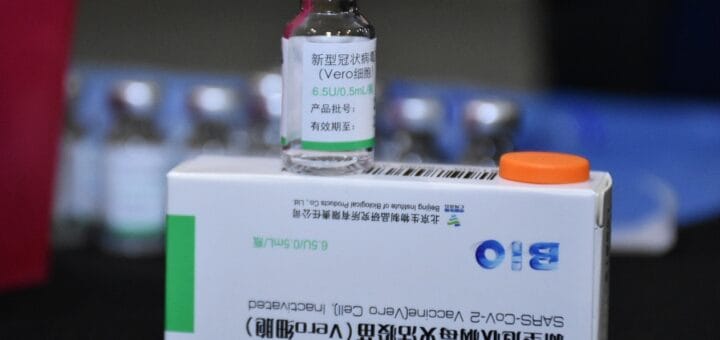 alt="Habrá terceras dosis de Sinopharm para mayores de 50 años e inmunodeprimidos"