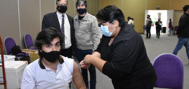 alt="Jóvenes menores de 17 años fueron vacunados hoy en el Centro de Convenciones"