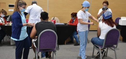 alt="En la mañana de este miércoles se realizó una nueva jornada de vacunación en el Centro de Convenciones"