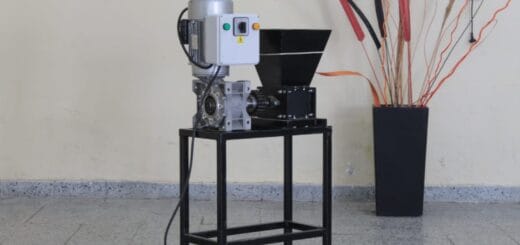 alt="en la imagen puede verse una trituradora de botellas"