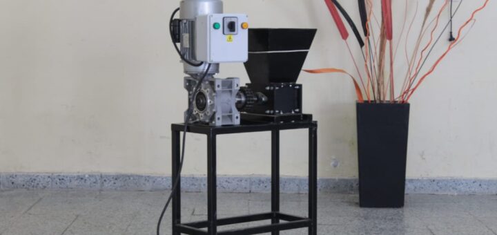 alt="en la imagen puede verse una trituradora de botellas"