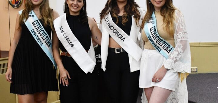alt="En el centro, Guadalupe Benítez - quien representa a la ciudad de Concordia-y María Antonella Dri - a la zona de San Carlos-, junto a ellas la actual soberana de la Fiesta Nacional de la Citricultura, Karin Kauffman, y la Embajadora de la fiesta popular, Paula Vallejos"
