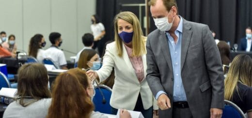 alt="en la imagen puede verse al gobernador y a la vicegobernadora saludando a dos jóvenes del senado juvenil, detrás de ellos hay varios jóvenes sentados, una adulta de pie y un adulto sentado"