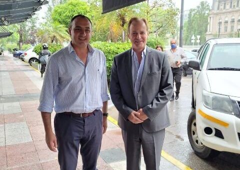 alt="El gobernador Gustavo Bordet - a la derecha en la fotografía- y el delegado uruguayo ante la CTM, Carlos Albisu - a la izquierda en la fotografía- se reunieron en Buenos Aires"