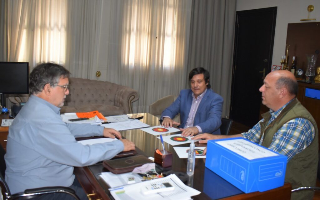 alt="El intendente Francolini - a la izquierda, en la foto- anunció el resultado de la consulta on line que se realizó para elegir la escarapela de Concordia"