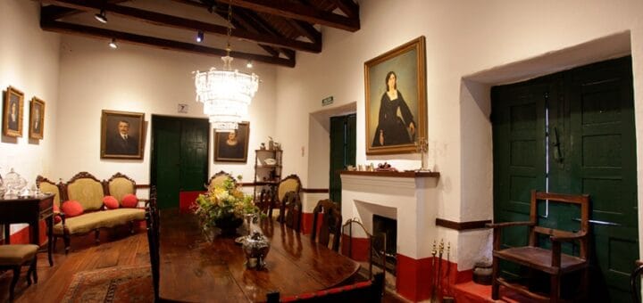 alt=" Muebles, prendas de hace dos siglos, cuadros originales y hasta piezas de platería de colección pueden verse en la estancia Los Cuartos"