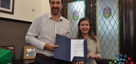 alt="en la imagen puede verse al presidente de la Cámara de Diputados, Ángel Giano, y la secretaria de Cultura de la Provincia, Francisca D’Agostino"