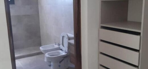 alt="en la imagen puede verse un inodoro y un bidet en segundo plano y en primer plano un antebaño"