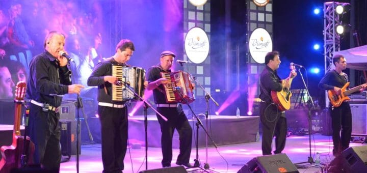 alt="en la imagen, un grupo musical de chamamé, interpretando una pieza musical arriba de un escenario"