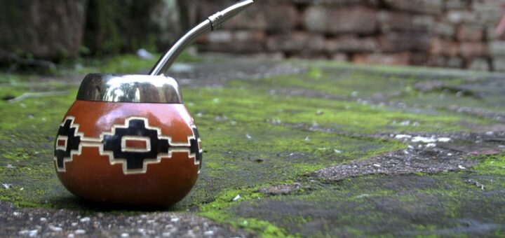 alt="en la imagen puede verse un mate con una bombilla apoyado en el suelo"