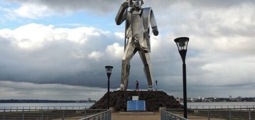 alt="El monumento al Comandante Andresito, en la ciudad de Posadas, provincia de Misiones"