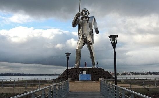 alt="El monumento al Comandante Andresito, en la ciudad de Posadas, provincia de Misiones"