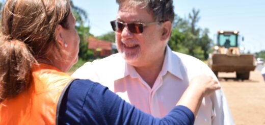 alt="El intendente Alfredo Francolini junto a la directora de Vialidad de Entre Ríos Alicia Feltes"