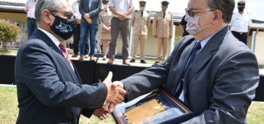 alt="El intendente Alfredo Francolini saluda al presidente del Centro de Veteranos de Guerra de Malvinas de Concordia, Rodolfo Oscar Razzeto"