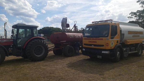 alt="Una cisterna de la CTM fue destinada al aprovisionamiento de agua del avión hidrante"