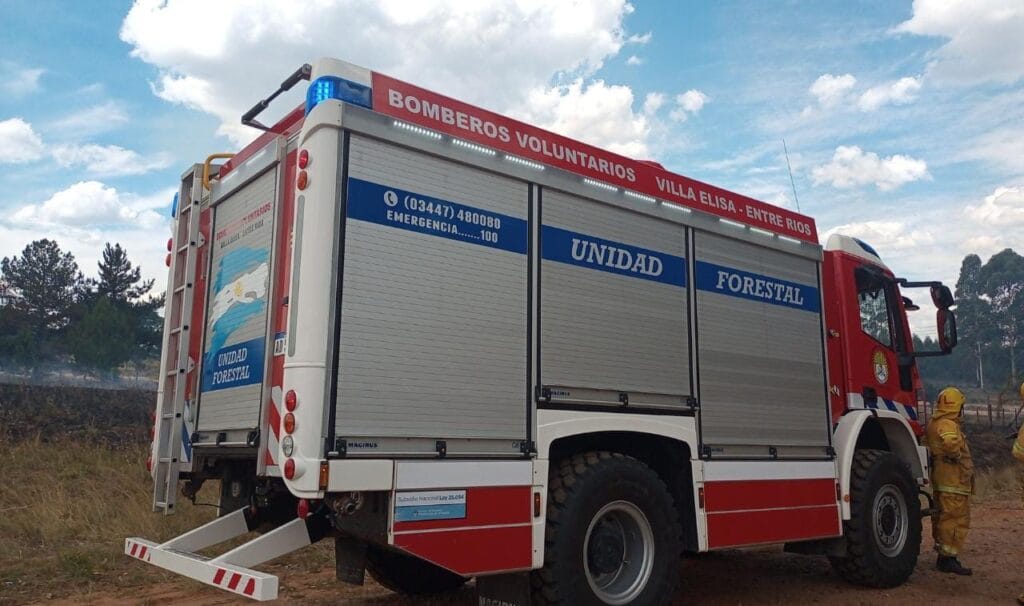 alt="Varios cuerpos de bomberos voluntarios de la región concurrieron para combatir las llamas que estaban fuera de control"