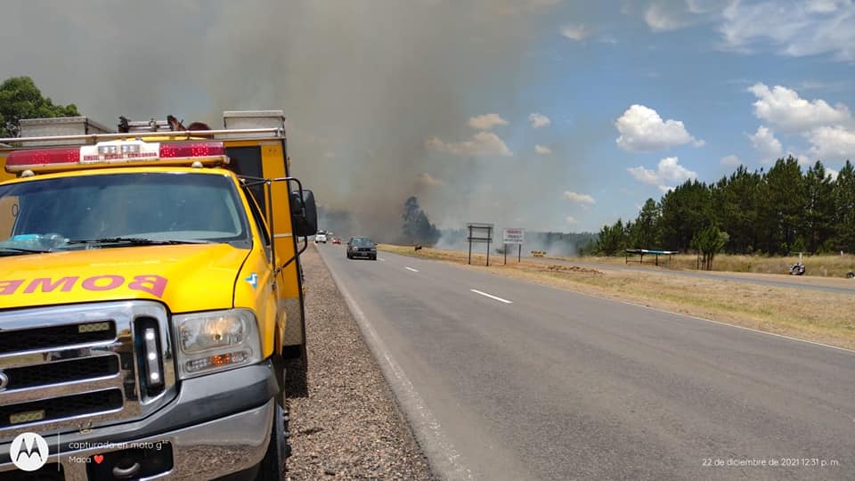 alt="Las llamas del incendio, que estaba fuera de control, dificultaban la visibilidad en la autovía Artigas y en la Ruta A-015"
