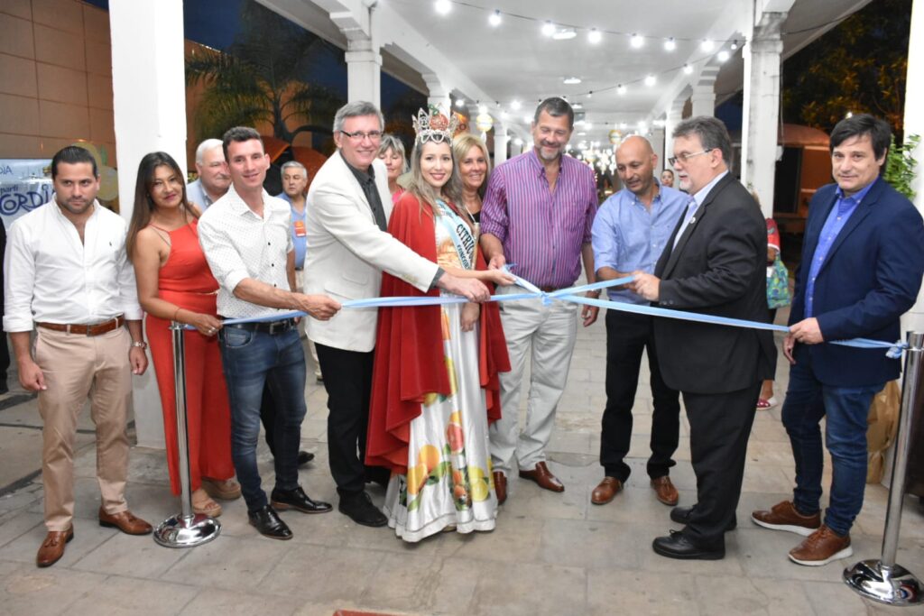 alt="Tras el corte de cintas, miles de familias disfrutaron de la fiesta"