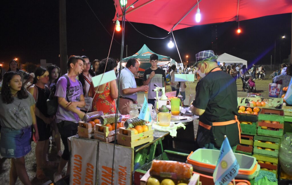 alt="Miles de familias visitaron los diferentes stands de emprendedores locales"