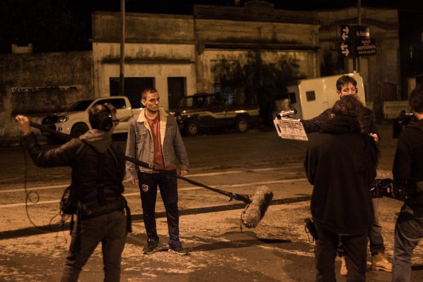 alt="La Sombra del Gallo se filmó durante varias semanas en Concordia, en lugares como el ex frigorífico CAP Yuquerí, en Benito Legerén; la estación de trenes Concordia Central; el Pasaje de las Barracas; y la zona sur de la ciudad"