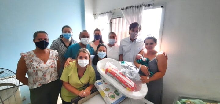 alt="El primer concordiense nacido en 2022 se llama Benicio, hijo de Yamila y Marcos, pesó 2,550 Kg, y nació en el hospital Masvernat"