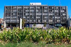 alt="Debido al sumario por presunto desmanejo en un establecimiento educativo de Bovril, el CGE suspendió el nombramiento exrector en una escuela de Paraná"