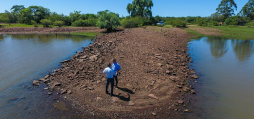 alt="Aguas arriba de la represa de Salto Grande, sobre el arroyo Itapebí ya se realizan las obras del puerto de barcazas"