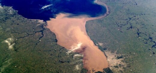 alt="en la imagen puede verse una foto satelital del estuario del río de la plata, con la desembocadura de los ríos paraná y uruguay y las ciudades de buenos aires en la parte derecha y de montevideo a la izquierda"