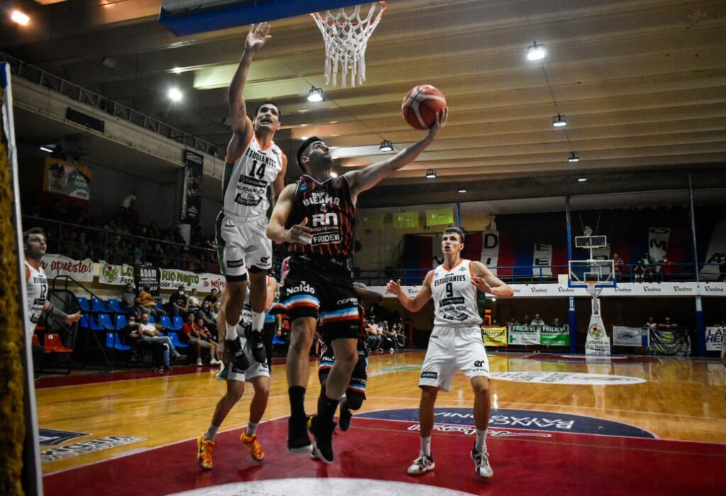 alt="Estudiantes terminó perdiendo sobre la hora en Viedma"
