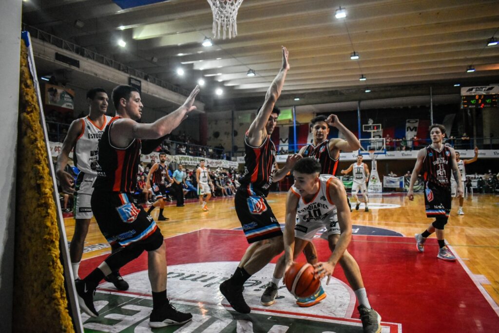 alt="Tras los traspiés en Viedma y General Roca, Estudiantes vuelve sin victorias como visitante"