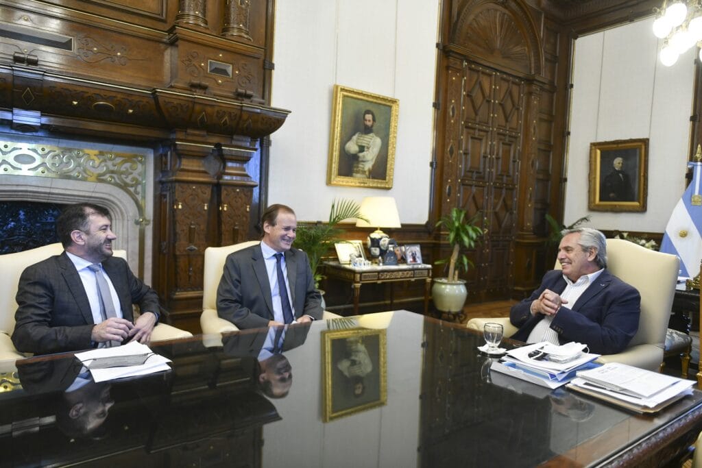 alt="El progreso de obras y gestiones para Entre Ríos fue motivo del encuentro mantenido por el presidente Aberto Fernández, el gobernador Gustavo Bordet y el senador nacional Edgardo Kueider"