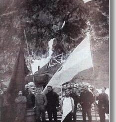 alt="El 22 de febrero de 1904 flameó por primera vez la bandera Argentina en la Antártida, en la isla Laurie del grupo de Islas Orcadas, al ser inaugurada la actual base que lleva el nombre de la isla, manteniendo allí nuestra permanencia ininterrumpida"