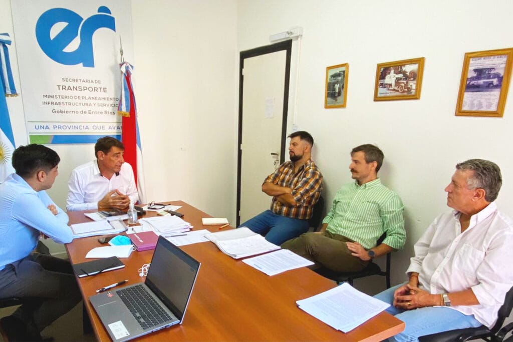 alt="La provincia se reunió con representantes del transporte de carga de Concordia para resolver problemáticas que reclama el sector"
