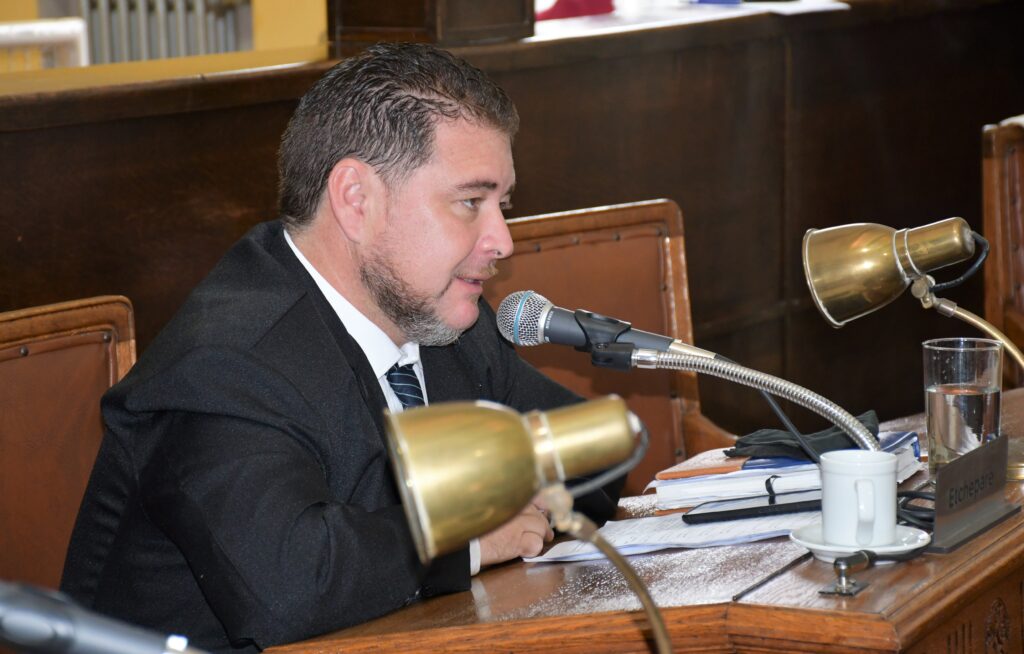 alt="El concejal Gastón Etchepare, presidente del Bloque Justicialista del Concejo Deliberante de Concordia"