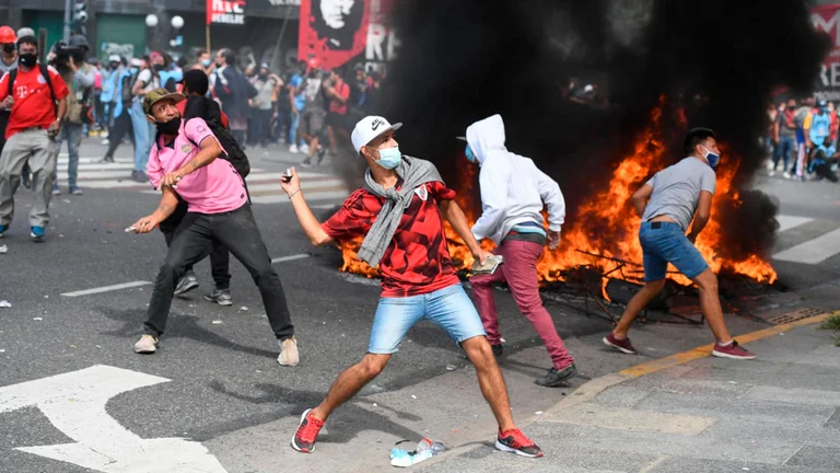 alt="Manifestantes arrojan piedras contra el Congreso, donde la Cámara de Diputados estaba tratando el acuerdo con el FMI"