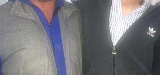 alt="Oscar Fabricio Yaconiza y su hijo Alejandro. El joven pudo nadar hasta la orilla gracias al chaleco salvavidas que le dio su padre, quien flotó más de dos horas esperando por ayuda"