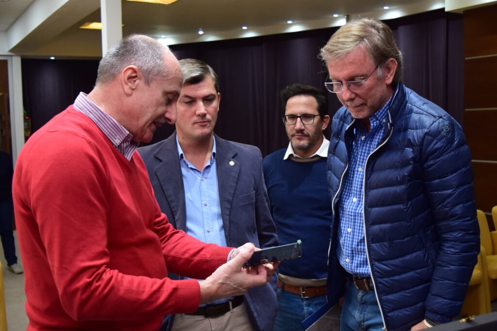 alt="El ministro de Producción, Juan José Bahillo, entregó a la Bolsa de Cereales un conjunto de placas destinadas a elevar la calidad de información agrometeorológica"