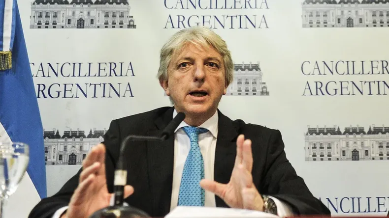 alt="El exviceministro de Asuntos Exteriores de Argentina, Carlos Foradori, habría estado tan borracho que no recordaba los detalles de lo firmado, dijo el ex ministro británico"