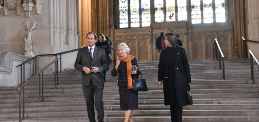 alt="El gobernador Bordet y su esposa Mariel Ávila, junto a la baronesa Gloria Hooper, en el Parlamento Británico"