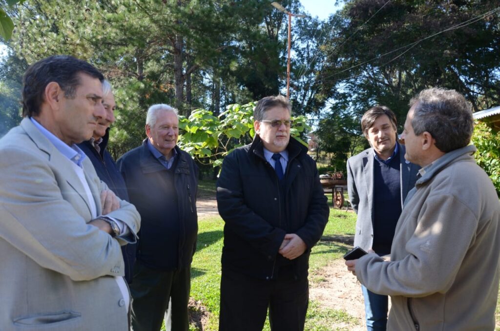 alt="Ricardo Yelín explicó que no sólo kiwis se cultivan en su emprendimiento, sino también palta hass, manzana, caqui, higo, kumquats y fruta del dragón que amplían la diversificación productiva"