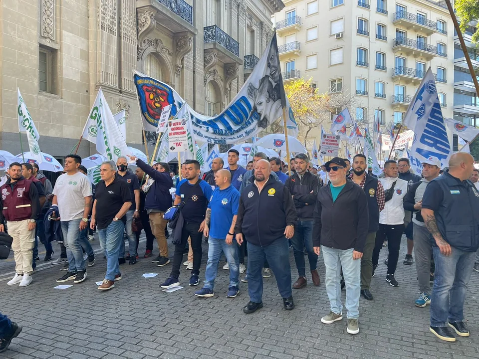 alt="Trabajadores del Sindicato de Dragado y Balizamiento y gremios afines se movilizaron hacia la Cancillería. Hubo críticas a la Comisión Administradora del Río Uruguay"