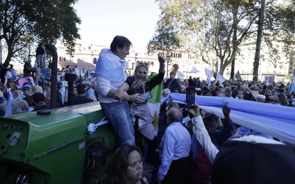 alt="Con cánticos a favor del campo y en contra del Gobierno, los ruralistas ingresaron a la Plaza de Mayo"