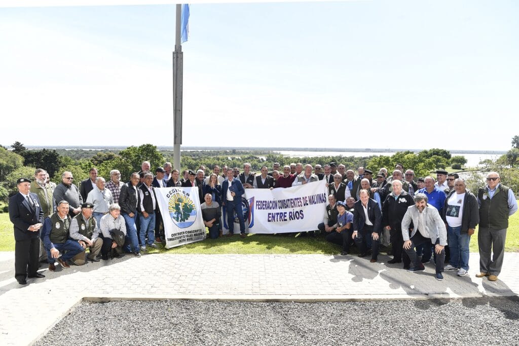 alt="En el marco del 40 aniversario de la Gesta de Malvinas, el gobernador promulgó la ley que establece el aumento de la pensión a los veteranos"