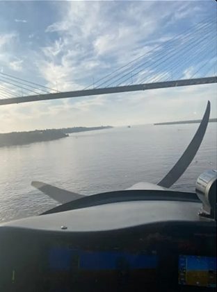 alt="Un rosarino, de 32 años, voló por debajo del puente Victoria-Rosario, poniendo muchas vidas en peligro, además de la suya"