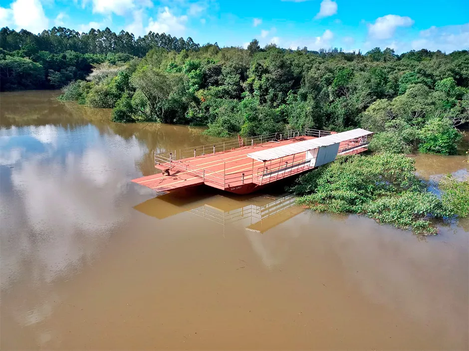 alt="La apertura de una represa en Brasil y la lluvia provocaron una fuerte crecida en Misiones. Hubo evacuaciones y se suspendió el servicio de balsas. Ese volumen de agua viaja aguas abajo"