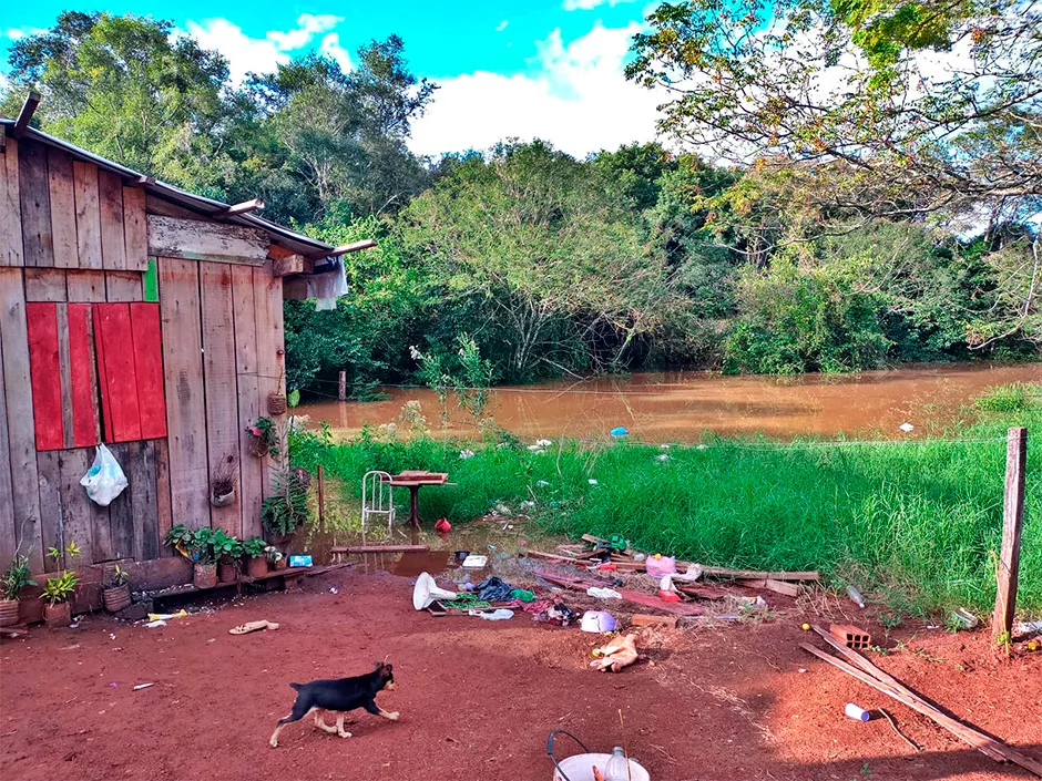 alt="En El Soberbio, los barrios de Chivilcoy y Unión fueron los más afectados por la crecida del río Uruguay, causada por las lluvias y el mayor vertido de una represa en Brasil"